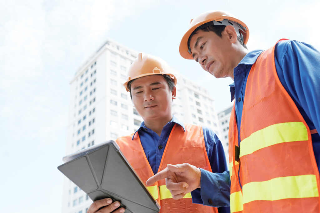 Homens com o planejamento e controle de obras