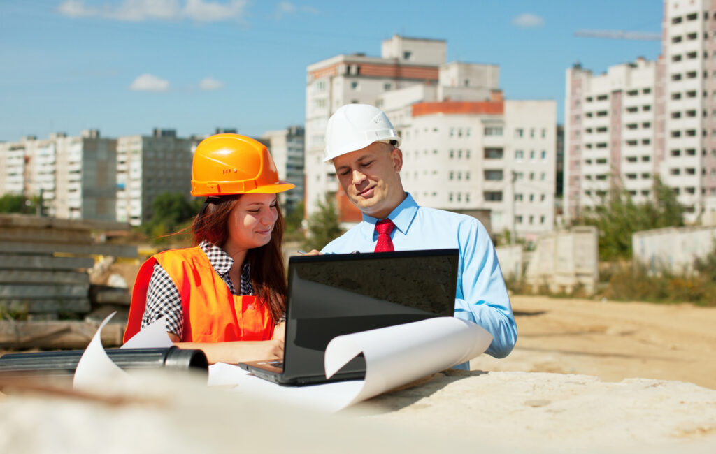 engenheiros fazendo administração de obras