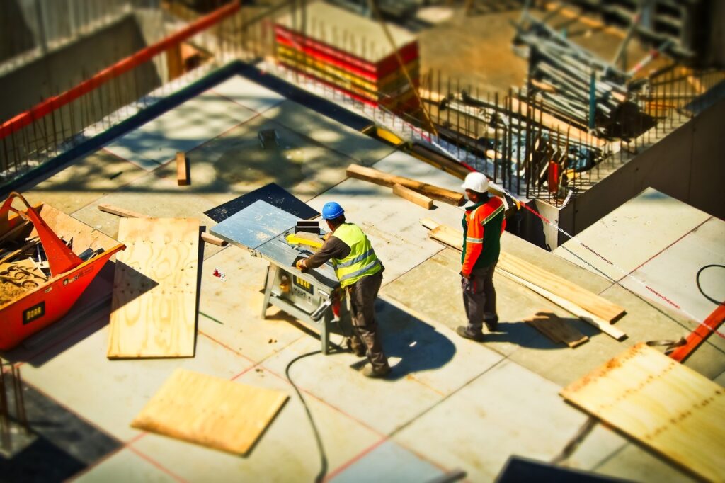 Homem fazendo o acompanhamento de obras